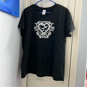 Black XL T-shirt printed “Love to Quilt”